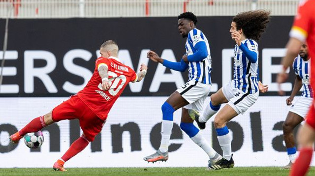 רוברט אנדריך כובש בדרבי של ברלין (צילום: Boris Streubel/Getty Images)