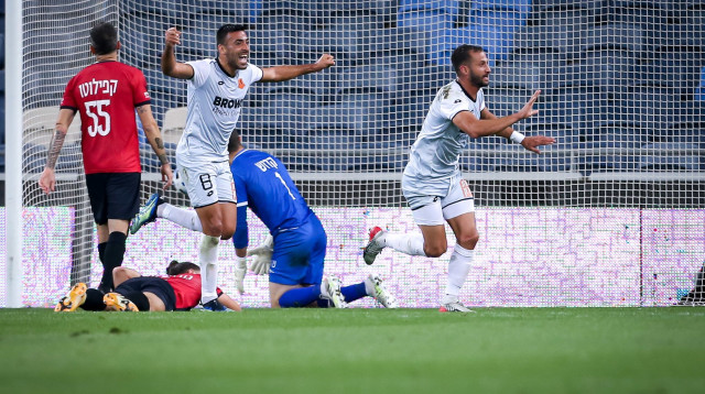 מוחמד גדיר חוגג עם שי מזור (צילום: מאור אלקסלסי)