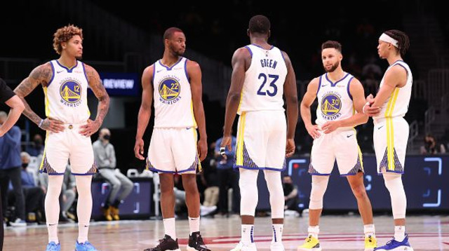 סטף קרי ושחקני גולדן סטייט ווריורס (צילום: Joe Murphy/NBAE via Getty Images)