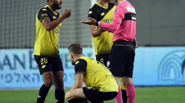 שחקני מכבי נתניה מאוכזבים (צילום: ברני ארדוב‎)