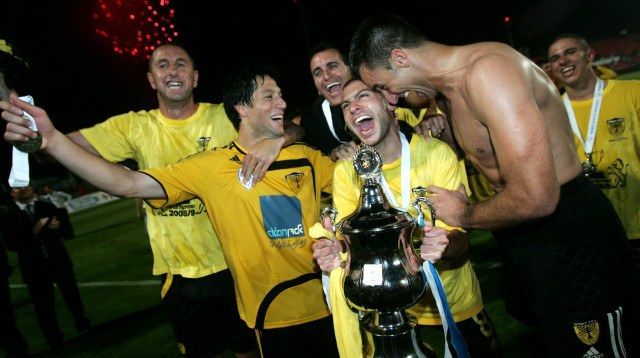 אבירם ברוכיאן חוגג עם החברים את הזכייה בגביע ב-2009 (צילום: דני מרון)