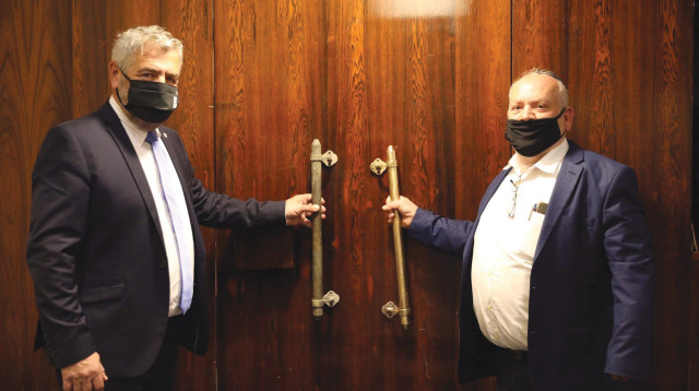 הוחזרו הידיות המקוריות של בניין הכנסת הראשון (צילום: מרק ישראל סלם)