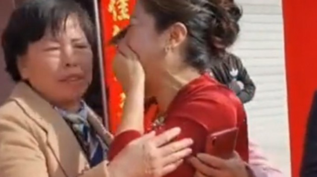 האיחוד המרגש בין האם לבתה האבודה (צילום: רשתות חברתיות)