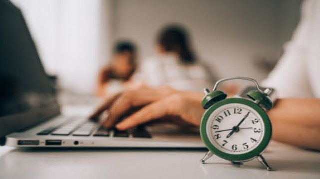 עבודה בשעות נוספות (צילום: Shutterstock)