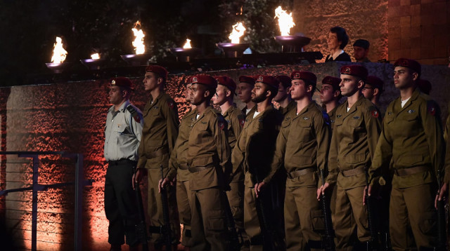 חיילים בטקס ביד ושם (צילום: ראובן קסטרו)