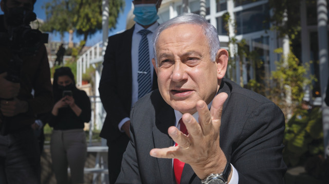 בנימין נתניהו בבית קפה בירושלים (צילום: נעם ריבקין פנטון, פלאש 90)