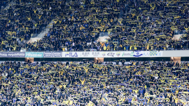 אוהדי מכבי תל אביב חוגגים (צילום: דני מרון)