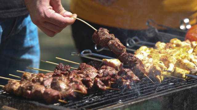 בשר על האש (צילום: מרק ישראל סלם, ג'רוזלם פוסט)