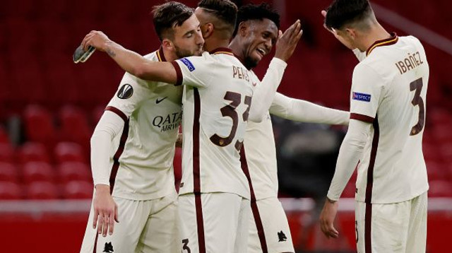 רוג'ר איבנייס ושחקני רומא חוגגים (צילום: Soccrates/Getty Images)