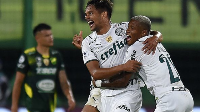 שחקני פלמיירס חוגגים (צילום: MARCELO ENDELLI/POOL/AFP via Getty Images)