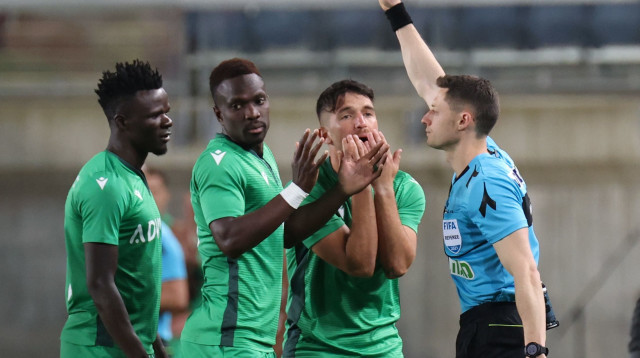 קיזיטו מורחק בכרטיס אדום (צילום: דני מרון)