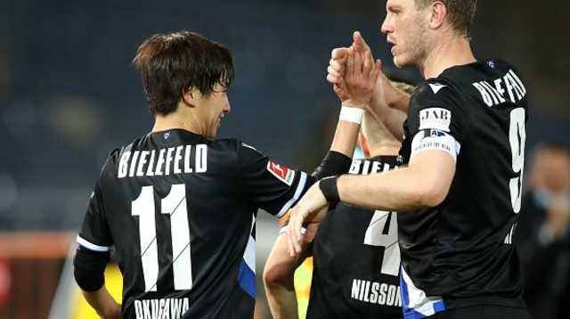 שחקני בילפלד חוגגים (צילום: Christof Koepsel/Getty Images)