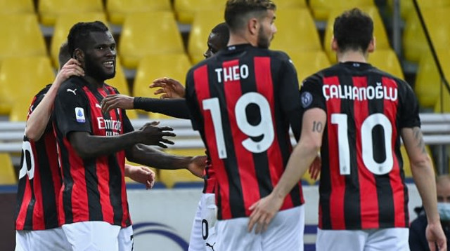 שחקני מילאן חוגגים (צילום: ALBERTO PIZZOLI/AFP via Getty Images)