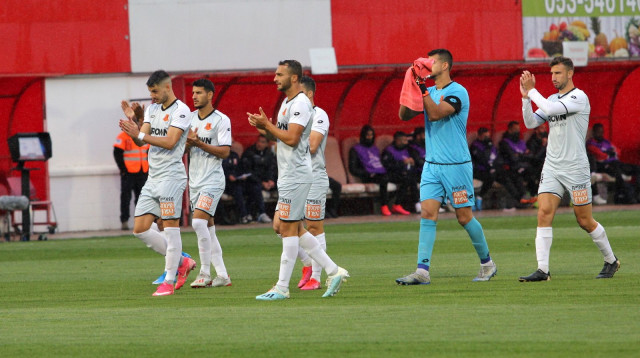 שחקני בני יהודה (צילום: אדריאן הרבשטיין)