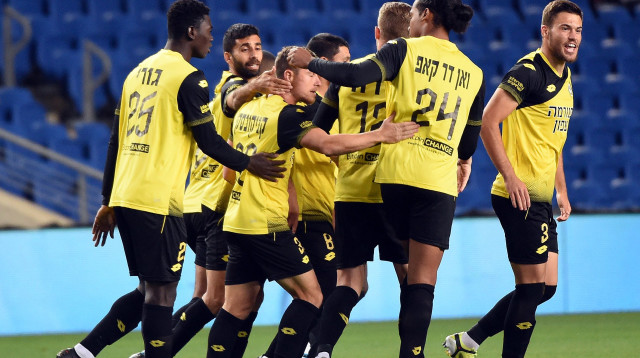שחקני מכבי נתניה חוגגים (צילום: ברני ארדוב)