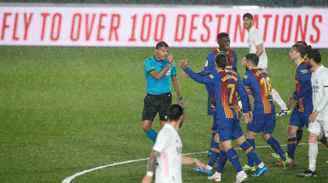 שחקני ברצלונה באים בטענות לשופט חיל מנסאנו (צילום: Anadolu Agency / Contributor)