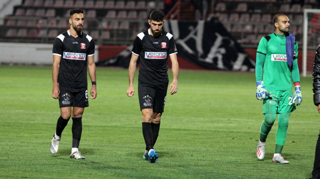 שחקני בני סכנין מאוכזבים (צילום: אדריאן הרבשטיין)