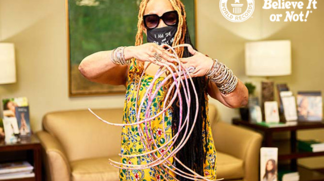 אינה וויליאמס כבר לא "בעלת הציפורניים האורכות ביותר בעולם" (צילום: Guinness World Records)