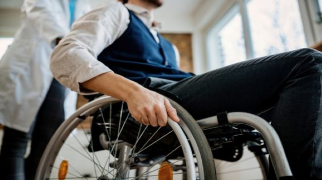 גבר בכיסא גלגלים (צילום: Shutterstock)