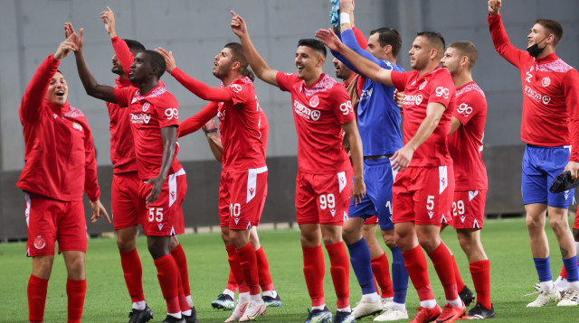 שחקני הפועל תל אביב חוגגים (צילום: דני מרון)