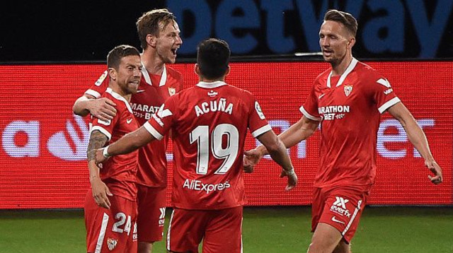 שחקני סביליה חוגגים (צילום: MIGUEL RIOPA/AFP via Getty Images)