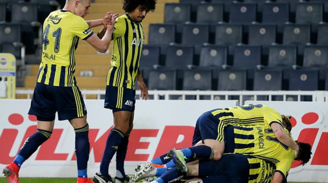 שחקני פנרבחצ'ה חוגגים (צילום: BSR Agency/Getty Images)