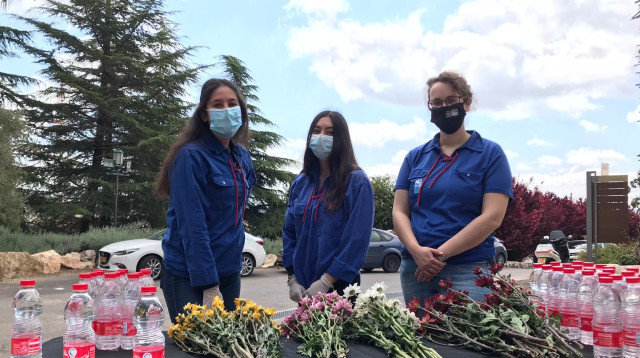 חלוקת זרים כחלק מפרויקט "זר לנופל" (צילום: הנוער העובד והלומד)