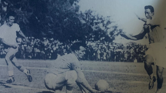 פנחס פידלר משמאל נגד נבחרת מצרים במוקדמות מונדיאל 1934 (צילום: פרטי)