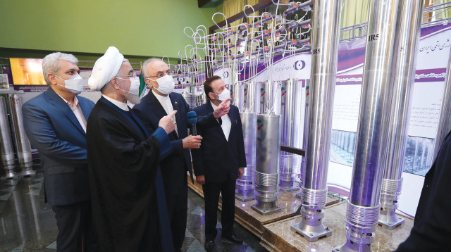 נשיא איראן חסן רוחאני מבקר במתקן גרעיני (צילום: רויטרס)