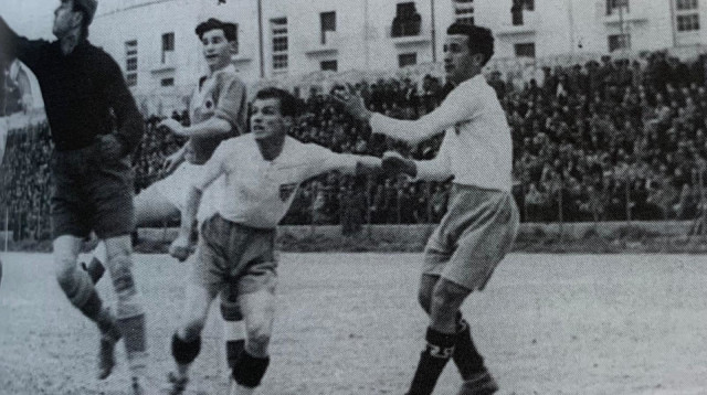 נתן פנץ במרכז נגד נבחרת יוון (צילום: פרטי)