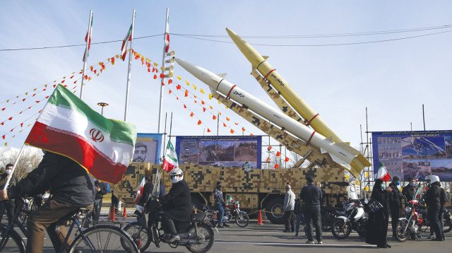 יום המהפכה האסלאמית בפברואר האחרון בטהרן. "לחמנאי יש שיקולי שרידות ולא שיקולים כלכליים" (צילום: STR, AFP via Getty Images)