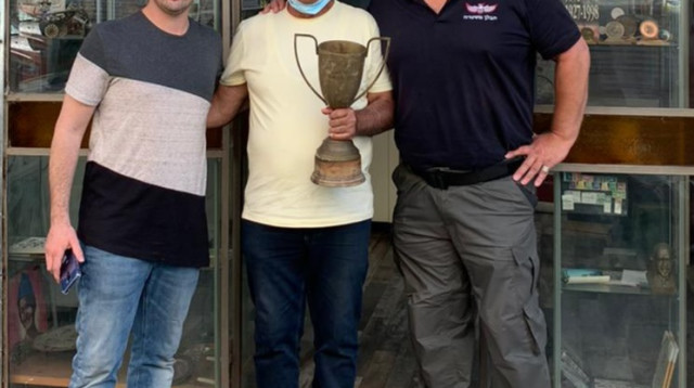 רס"מ זיו לבני ומשפחתו של אברהם מלכה ז"ל (צילום: דוברות המשטרה)