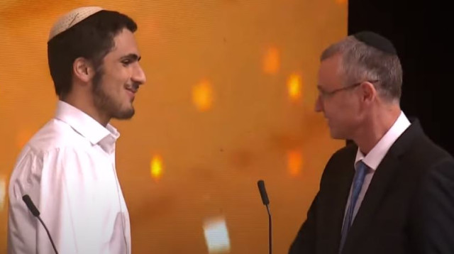 חתן התנ"ך גלעד אברהמוף עם יו"ר הכנסת יריב לוין (צילום: צילום מסך כאן 11)