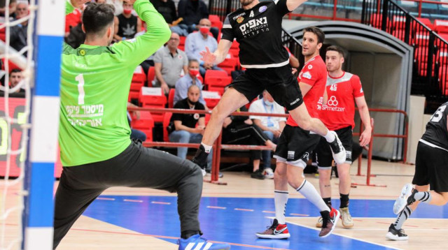 סהר שחק, טומיסלב סטויקוביץ (צילום: הדר ואן קול איגוד הכדוריד)