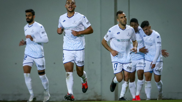 שחקני הפועל פתח תקווה (צילום: מאור אלקסלסי)