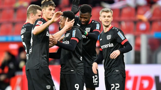 שחקני באייר לברקוזן חוגגים (צילום: MARTIN MEISSNER/POOL/AFP via Getty Images)