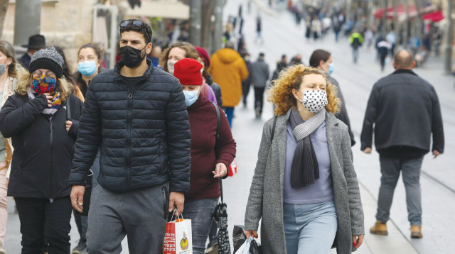 אנשים ברחוב עם מסכות (צילום: מרק ישראל סלם)