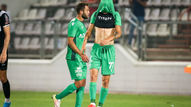 שחקני הפועל כפר סבא (צילום: מאור אלקסלסי)