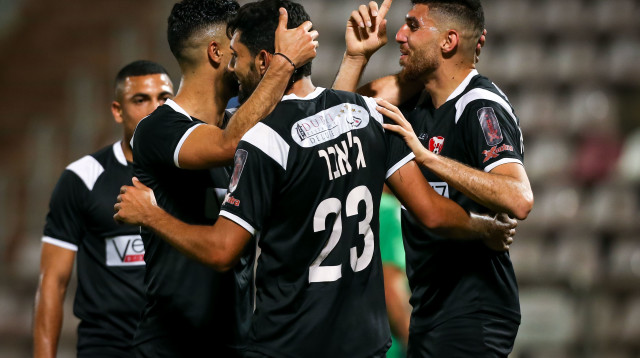 שחקני בני סכנין חוגגים (צילום: מאור אלקסלסי)