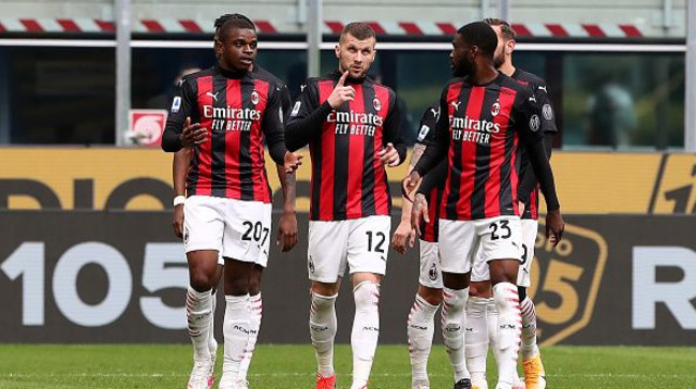 אנטה רביץ' חוגג עם שחקני מילאן (צילום: Marco Luzzani/Getty Images))