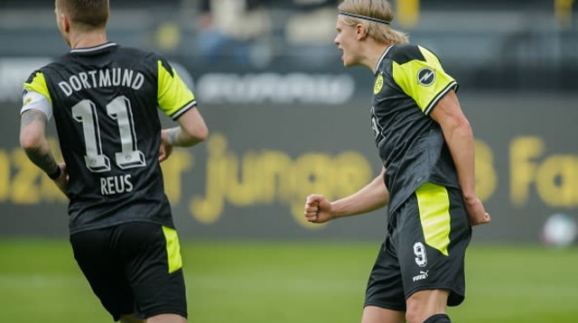 ארלינג הולאנד חוגג עם מרקו רויס (צילום: LEON KUEGELER/POOL/AFP via Getty Images)