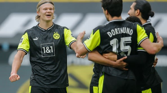 שחקני דורטמונד חוגגים עם ארלינג הולאנד (צילום: LEON KUEGELER/POOL/AFP via Getty Images)