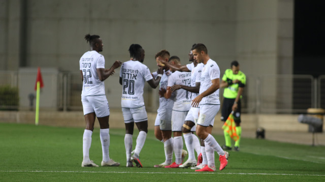 שחקני הפועל חדרה (צילום: שלומי גבאי)