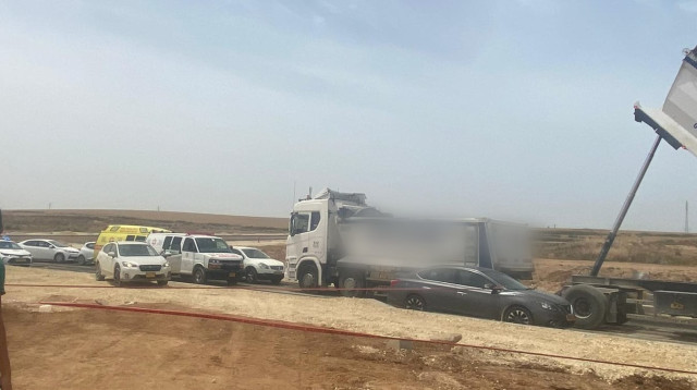 המשאית שפגעה בפועל (צילום: תיעוד מבצעי מד"א)