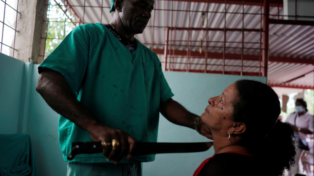 ג'וליאנט מנתח באמצעות מצ'טה (צילום: רויטרס)