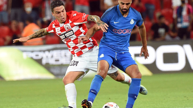 ז'וסואה מתקל את רמזי ספורי (צילום: ברני ארדוב‎)