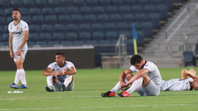 שחקני בני יהודה מאוכזבים (צילום: דני מרון)