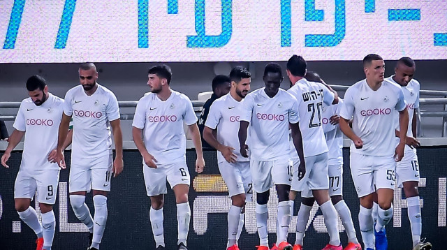 שחקני מ.ס אשדוד חוגגים (צילום: אריאל שלום)