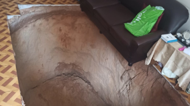 הבור שנפער בבניין ברמת גן (צילום: דוברות המשטרה)