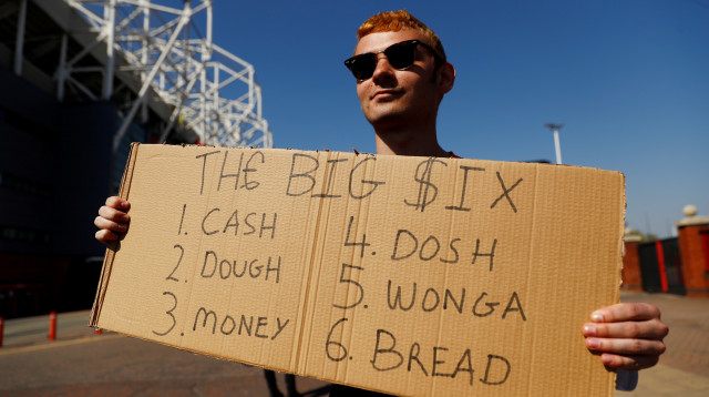 אוהד מפגין מחוץ לאולד טראפורד נגד הקמת הסופר ליג (צילום: רויטרס)